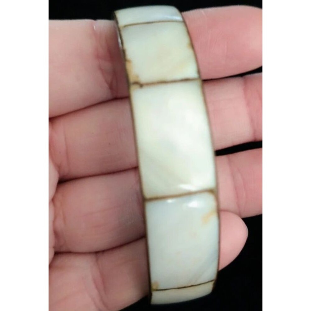 Vintage mother of pearl bangle bracelet - Picture 2 of 3